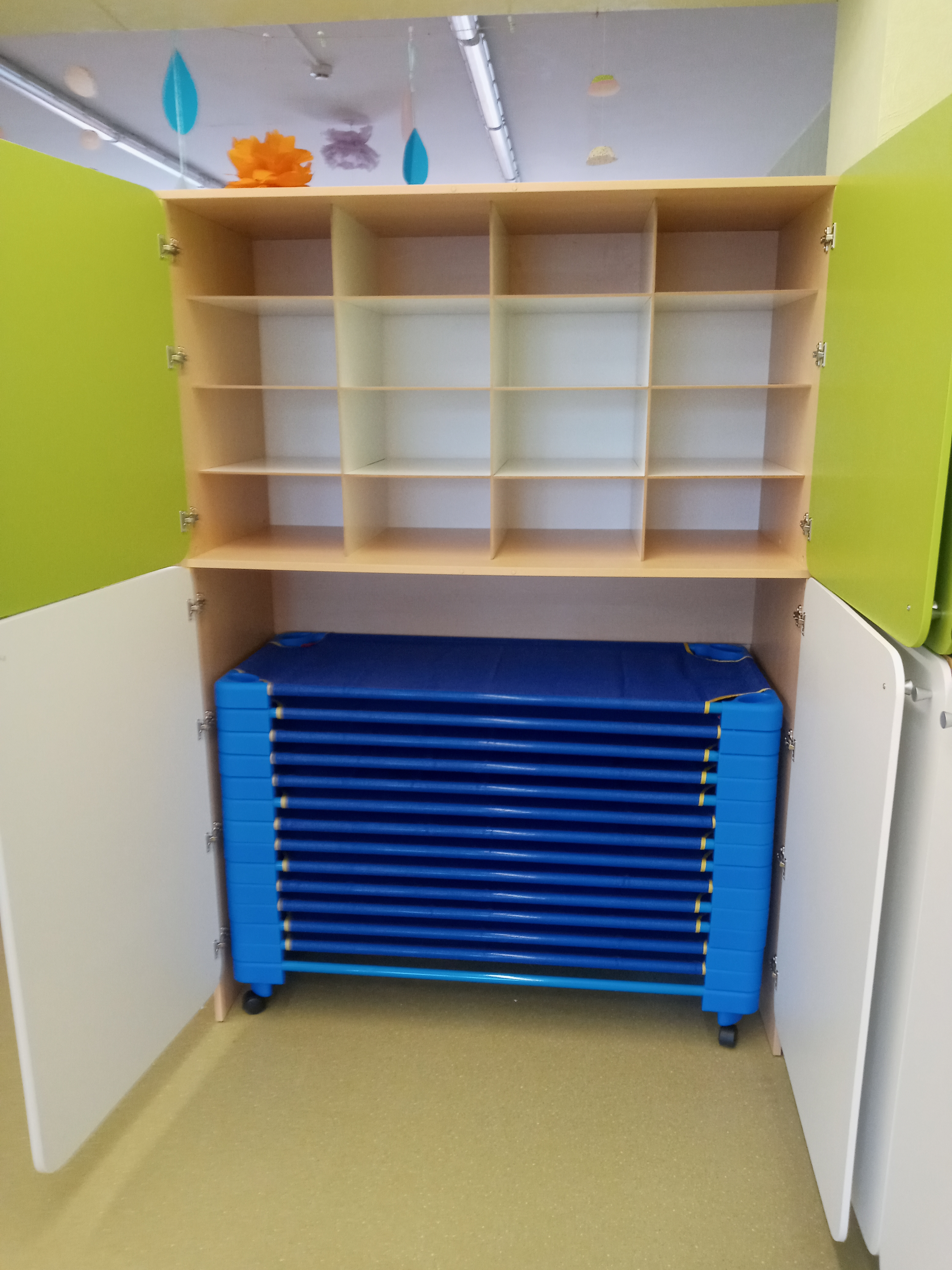 skapji un gultas bērnudārziem