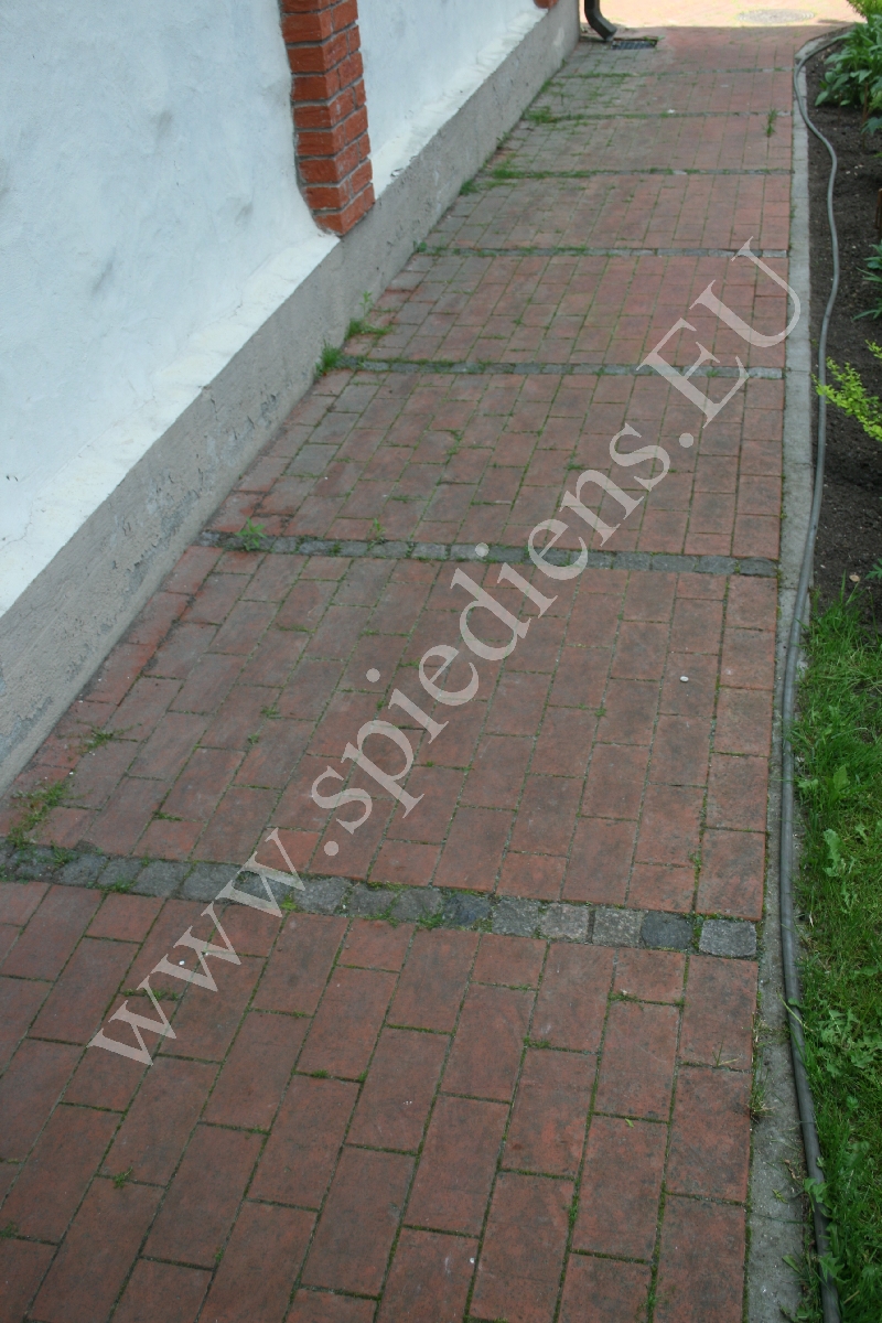 Netīrs bruģis. "Spiediens" sniedz bruģa, asfalta, metālontrukciju tīrīšanas pakalpojumus