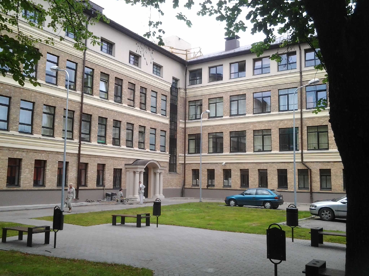PVC, koka un alumīnija logu un durvju ražošana