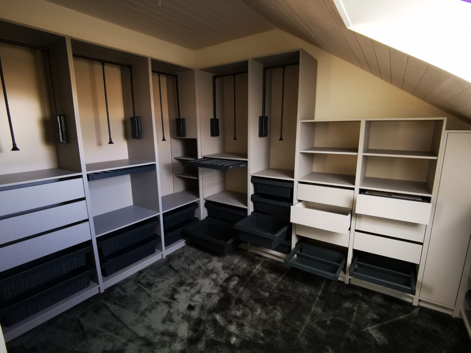 Iebūvējamie skapji pēc individuāla pasūtījuma. "GS Furnitūra"