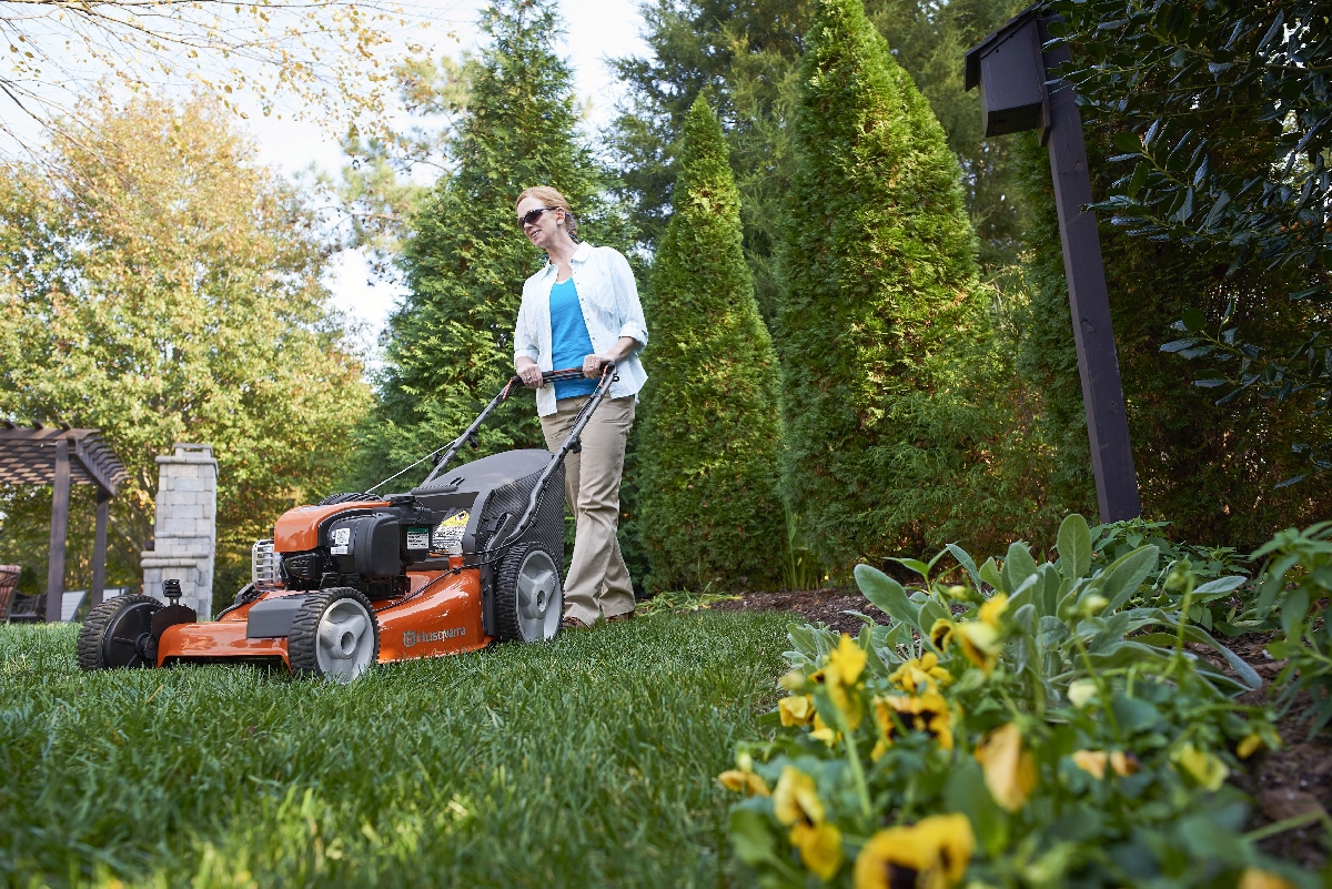 Zāles pļāvēji benzīna, elektriskie pļāvēji un robotizēti pļāvēji Automower Husqvarna