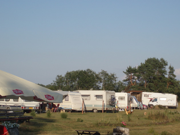 Atpūta pie ezera kempinga mājiņās Kurzemē