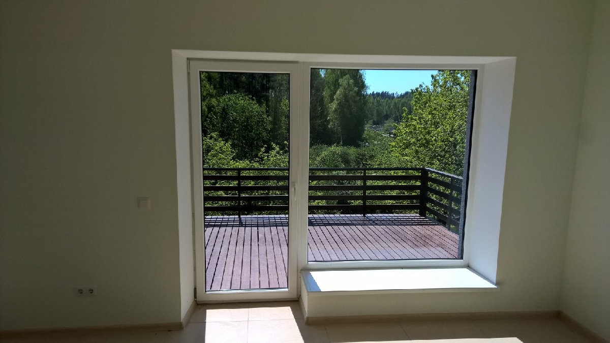 Balkonu iestiklošana