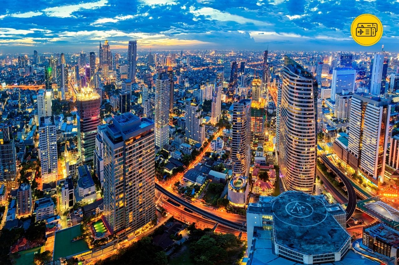 Bangkokas dzīvotspējīgā panorāma ar augstceltnēm un dzīvotspējīgām ielām, kas piedāvā perfektu sajūtu par mūsdienu pilsētas dzīvi un dinamiskiem notikumiem. Pilsēta, kas nekad neguļ!