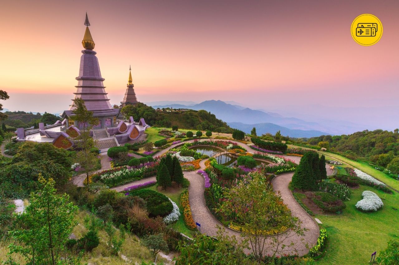 Elpu aizraujošs skats uz Doi Inthanon, augstāko Taizemes kalnu, kas piedāvā majestātiskas ainavas un neskartu dabu, kas iedvesmo un atslābina.