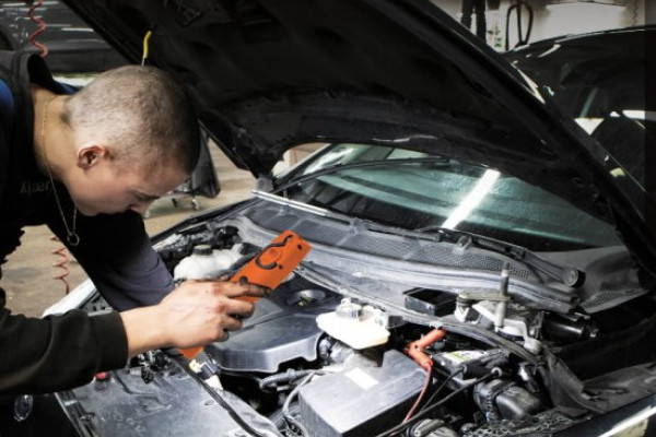 Autoservisa aprīkojums un instrumenti