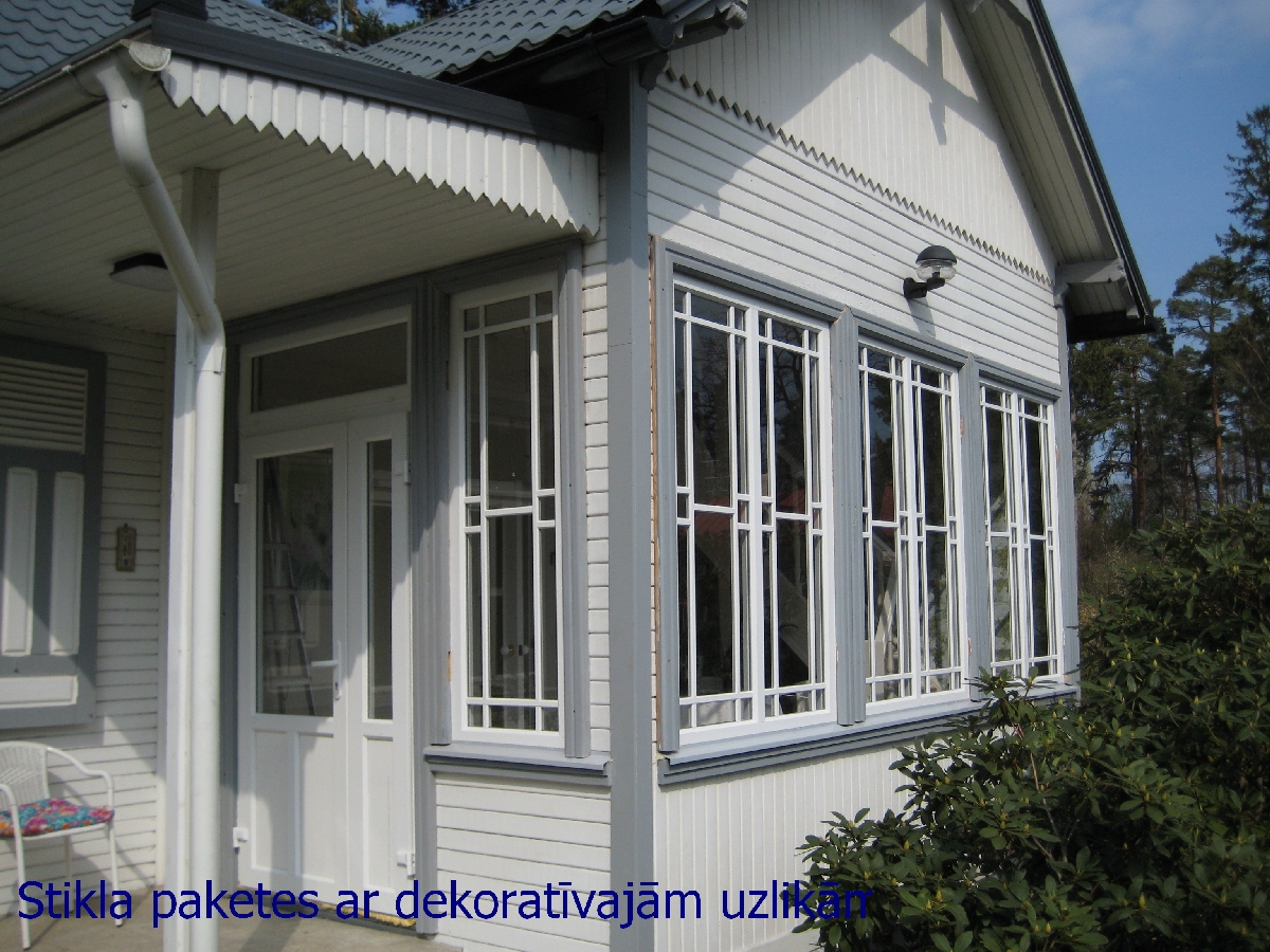 Stikla paketes ar dekoratīvajām uzlīmēm