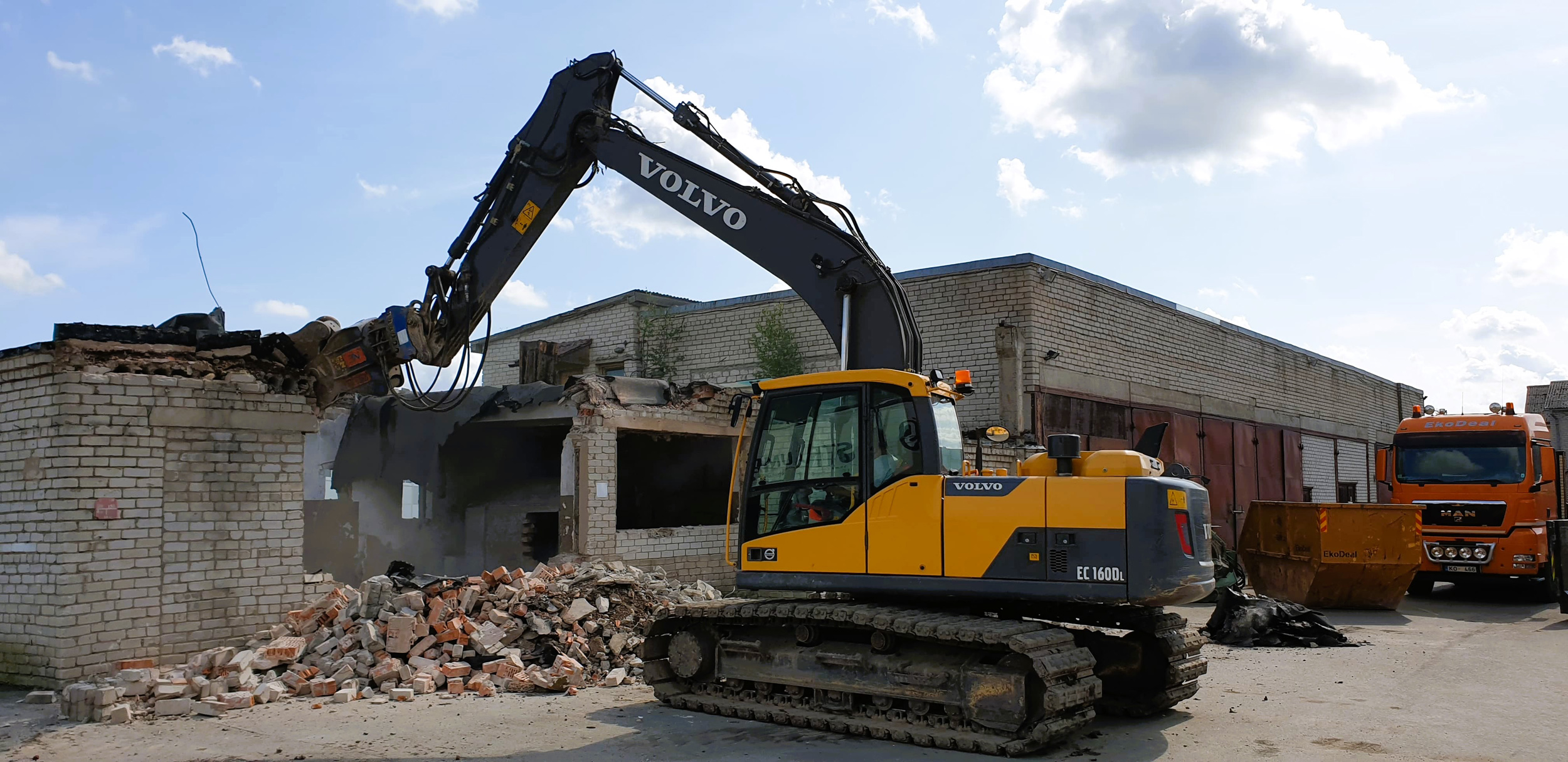 EkoDeal veic rūpīgus ēku demontāžas darbus, garantējot drošību un efektīvu būvgružu apsaimniekošanu.