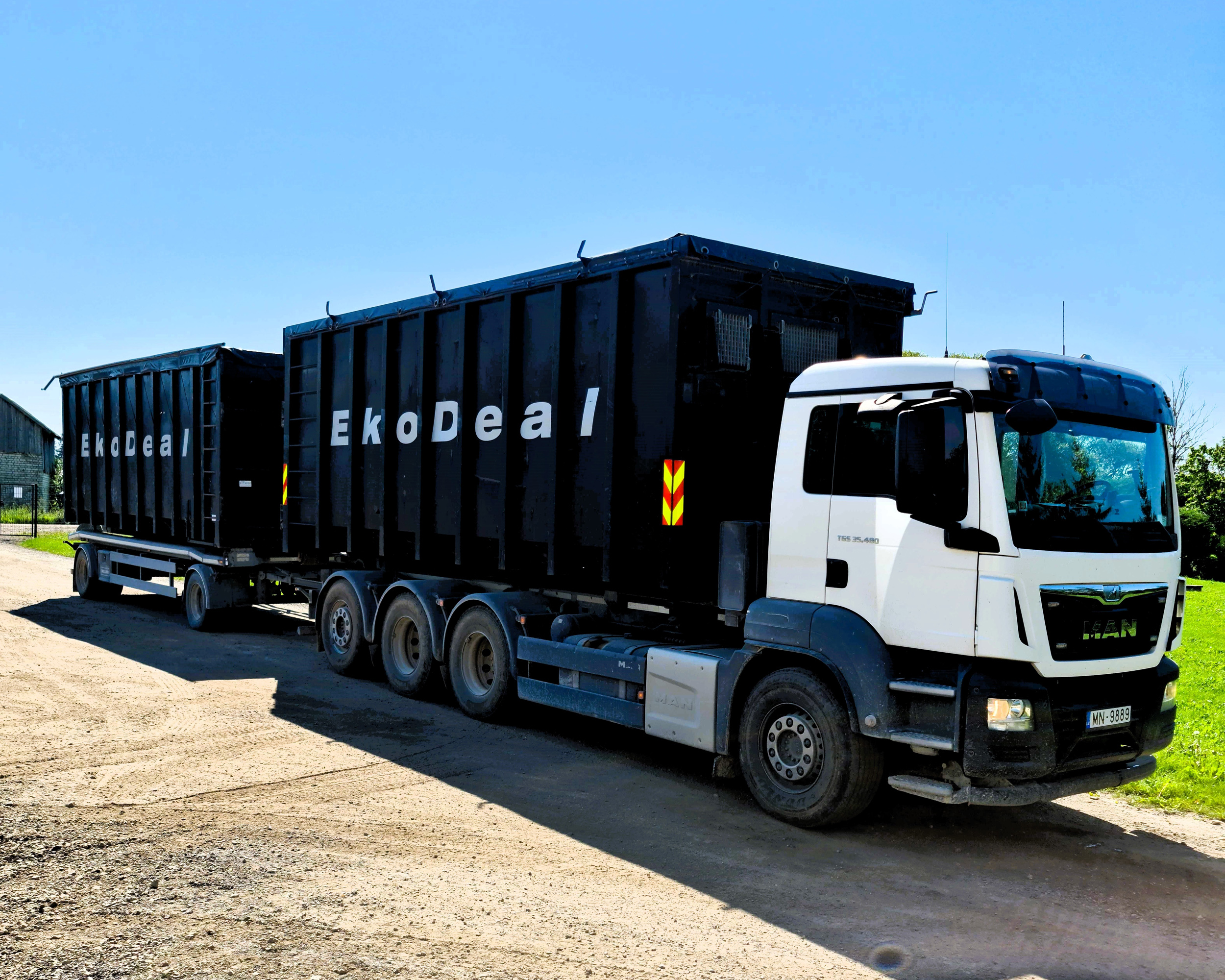 EkoDeal specializējas būvgružu un atkritumu izvešanā ar specializētiem konteineriem un transportu.