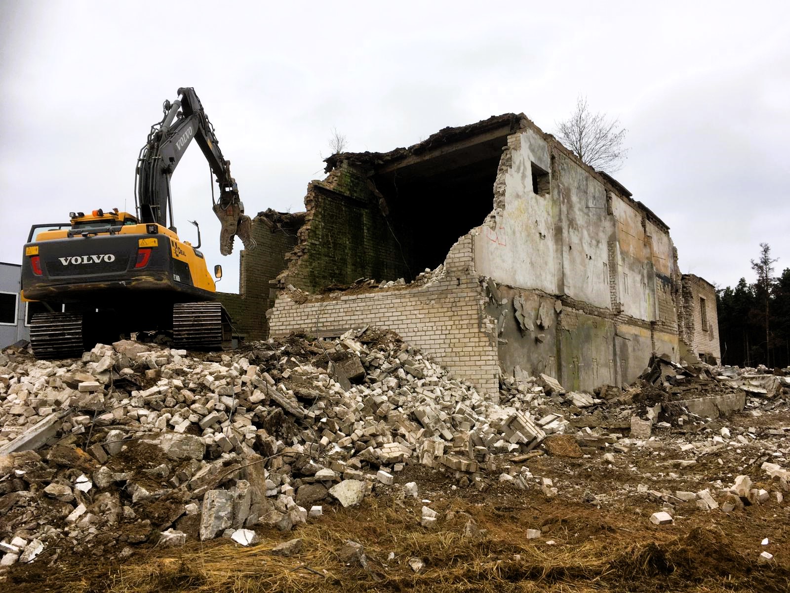 EkoDeal nodrošina drošus demontāžas darbus arī sarežģītos un ierobežotos apstākļos.