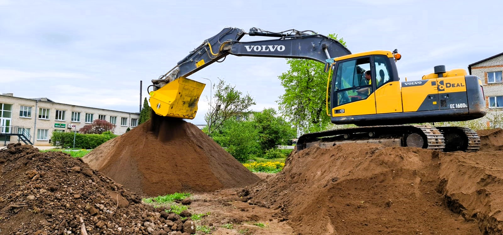 EkoDeal nodrošina grunts un beramo materiālu pārkraušanu, izmantojot jaudīgu un precīzu tehniku.