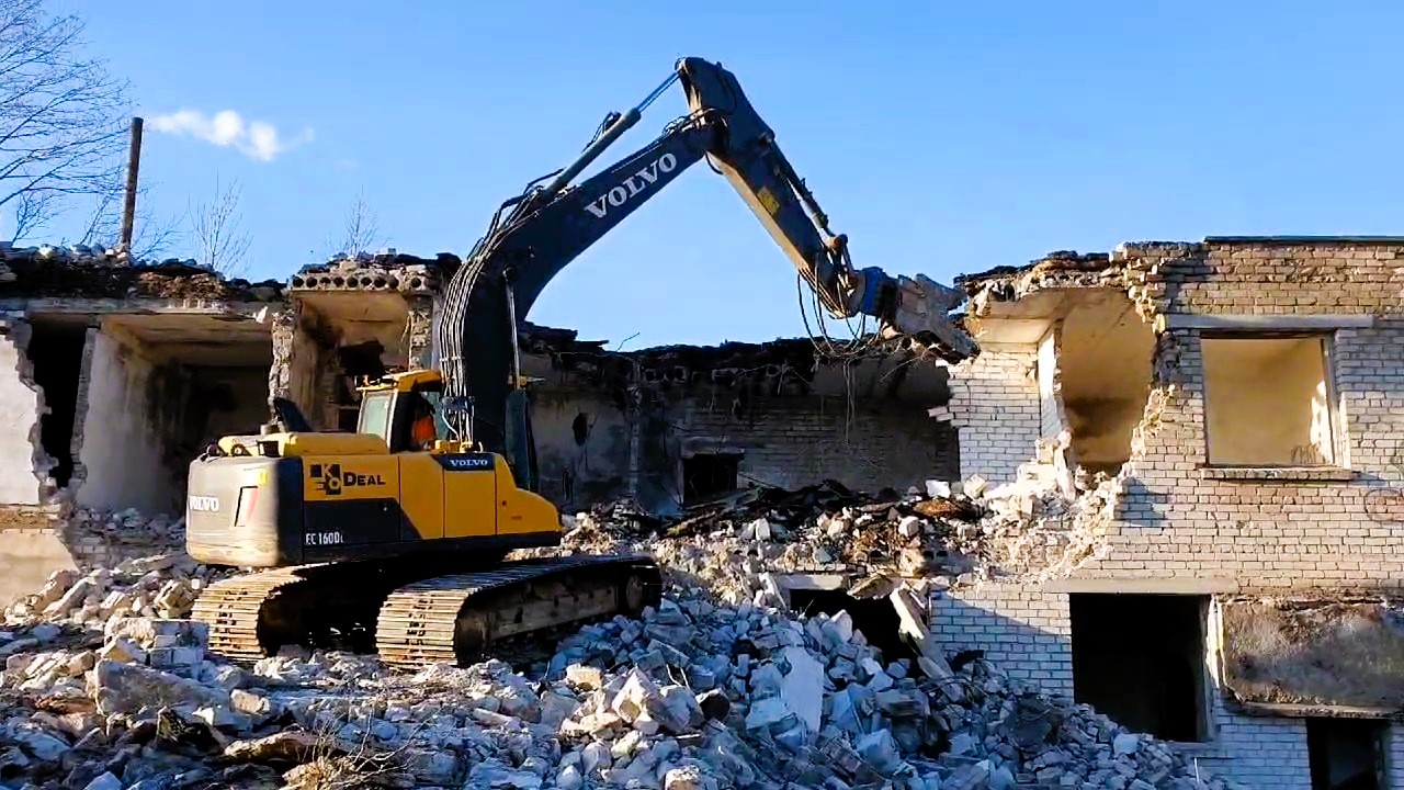 EkoDeal profesionāli veic ēku demontāžu, nodrošinot drošu un kontrolētu būvju nojaukšanu.