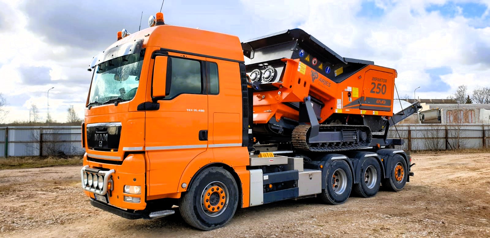 EkoDeal tehnikas parkā ietilpst moderni drupinātāji un transports pilna cikla būvgružu pārstrādei.