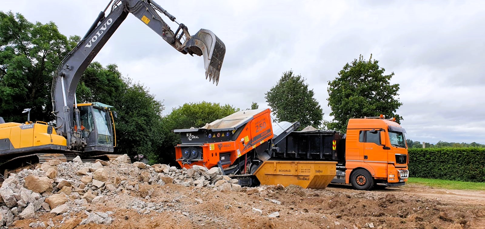 EkoDeal piedāvā pilna cikla demontāžas un būvgružu pārkraušanas darbus objektos visā Latvijā.