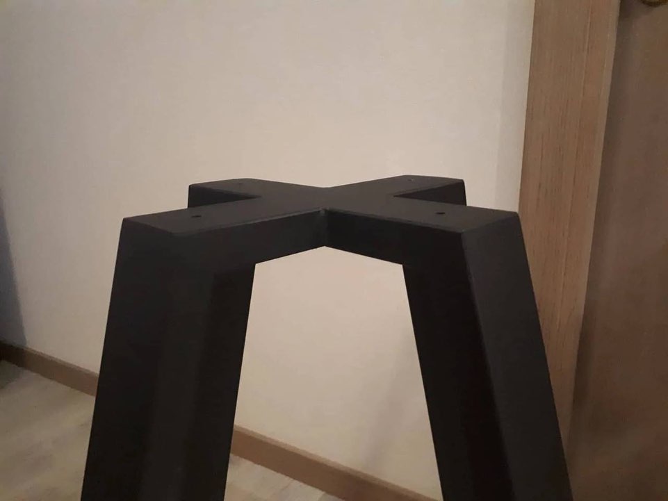 Metāla galdu kājas