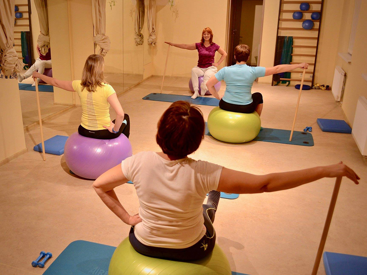 Fizioterapijas grupu nodarbība pieredzējuša speciālista vadībā, kas palīdz uzlabot kustību funkcijas, stāju un vispārējo fizisko labsajūtu.