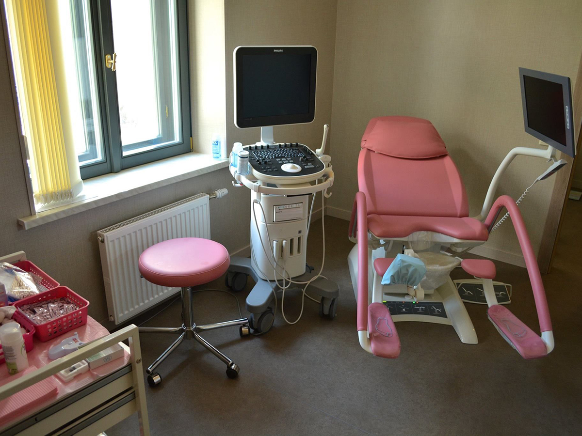 Mūsdienīgs ginekoloģijas kabinets ar augstas precizitātes diagnostikas iekārtām, kas ļauj veikt izmeklējumus precīzi, saudzīgi un droši.