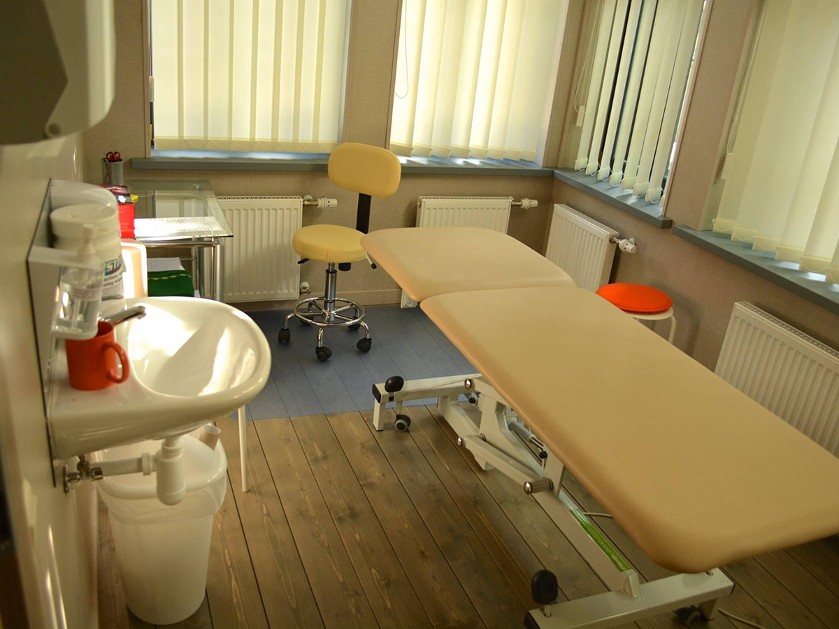 Sterila un ergonomiski aprīkota procedūru telpa, kur tiek nodrošināta profesionāla medicīniskā aprūpe atbilstoši augstākajiem kvalitātes standartiem.