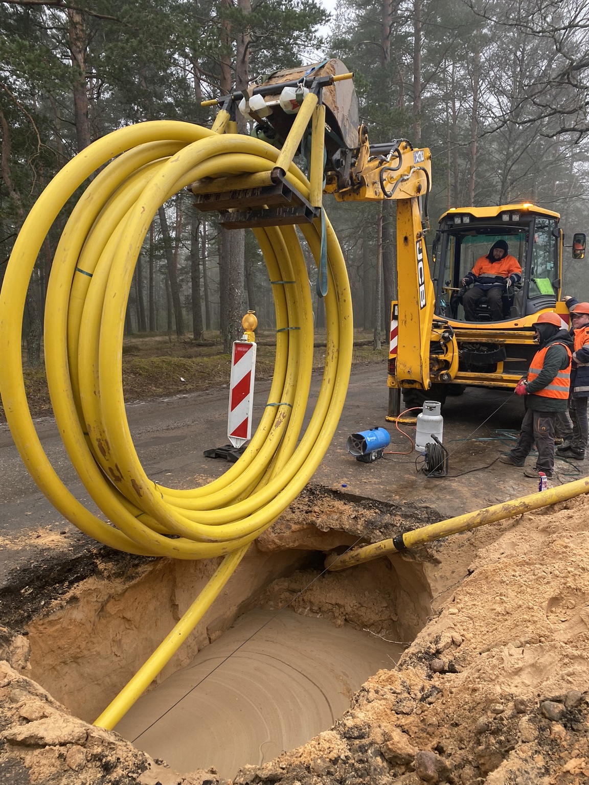 Darbi ar cauruļvadiem un iekārtām.