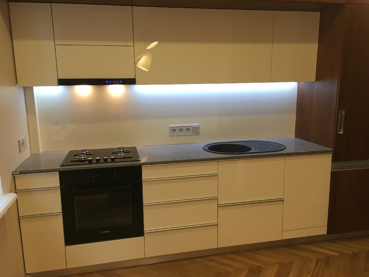 Virtuves iekārta ar akrila fasādēm