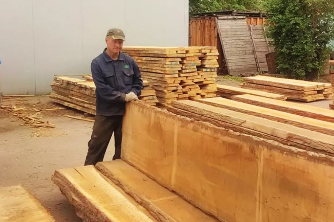 Neapzāģēti dēļi un balķi noliktavā un pēc pasūtījuma