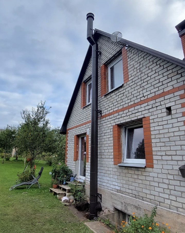 Nerūsējošā tērauda dūmvads uz jumta – profesionāla dūmvadu uzstādīšana privātmājai.