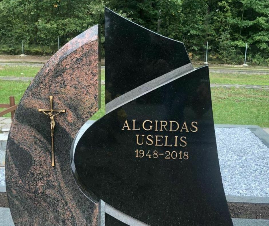 Gravējums uz pieminekļa