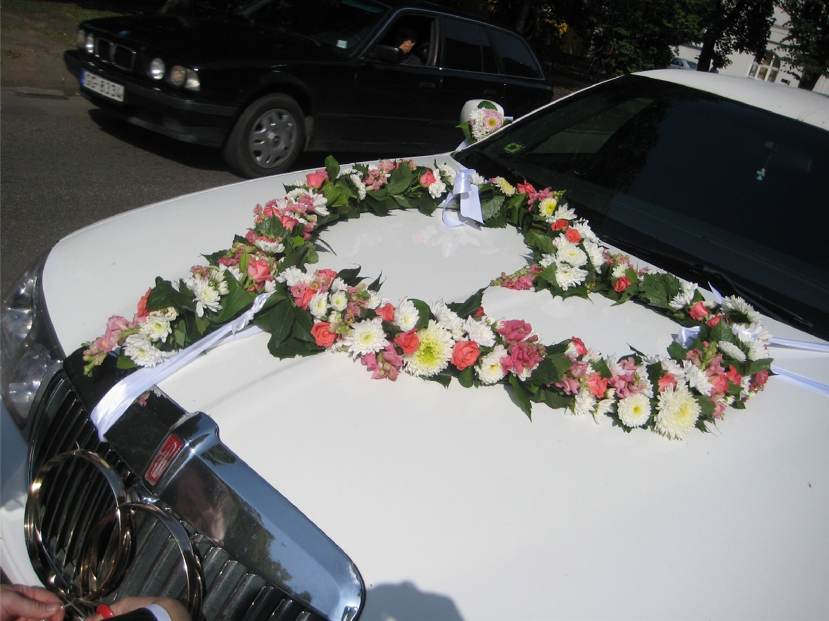 Kāzu auto dekorēšana ar ziediem