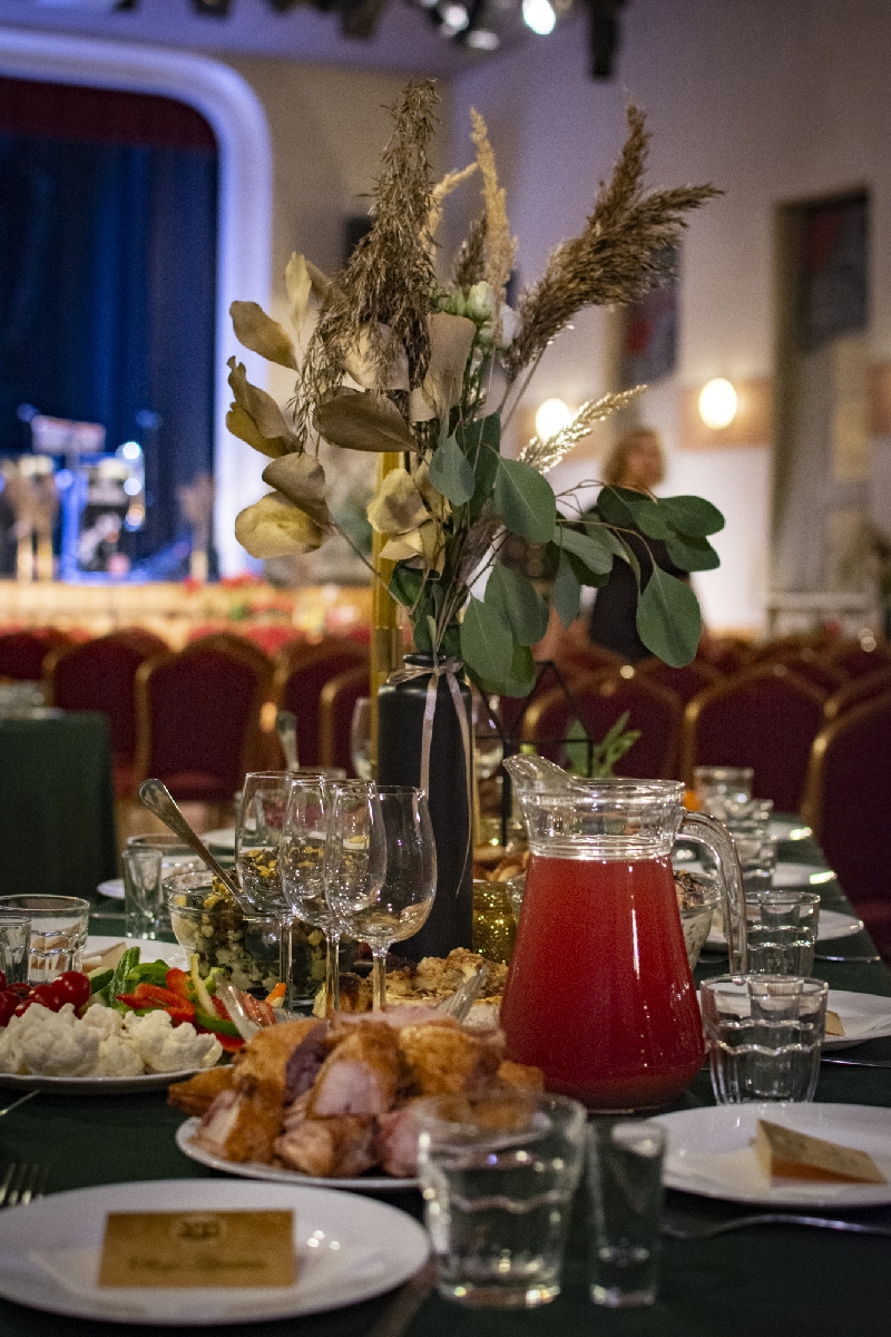 Banketu galdu klāšana