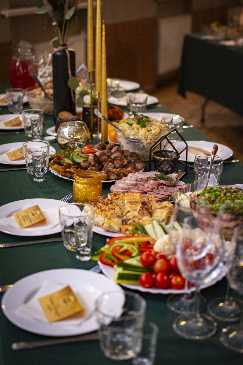 Banketu galdu klāšana