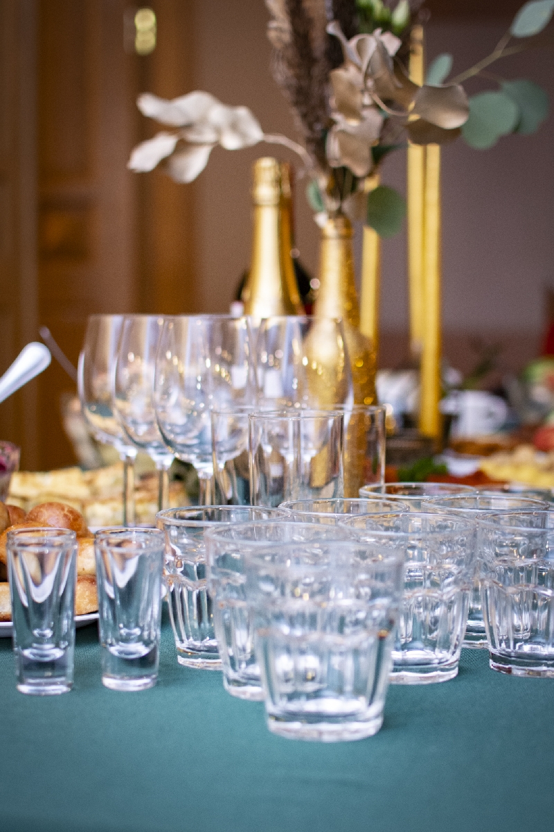 Banketu galdu klāšana