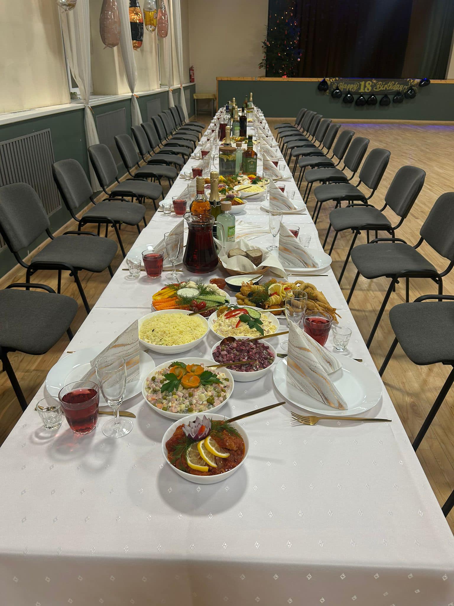 Banketu galdu klāšana