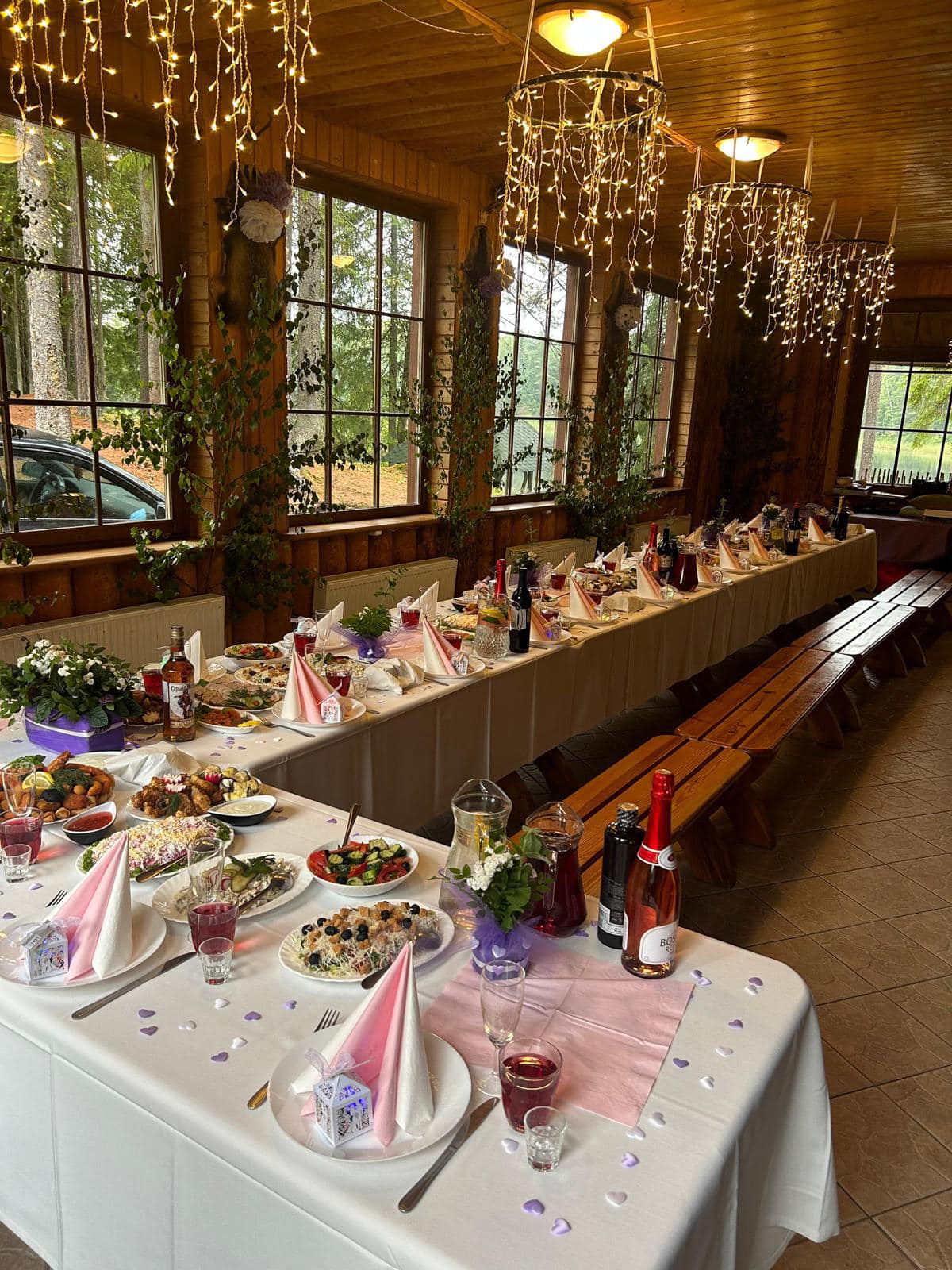 Banketu galdu klāšana