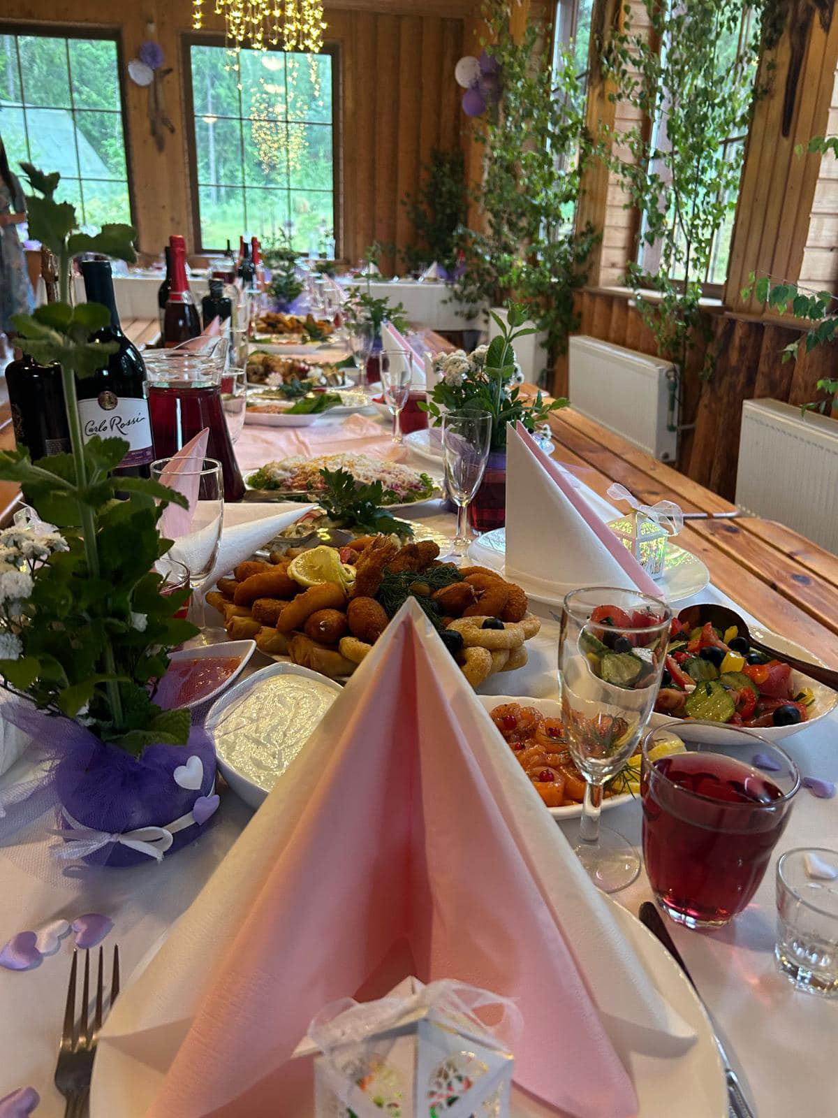 Banketu galdu klāšana