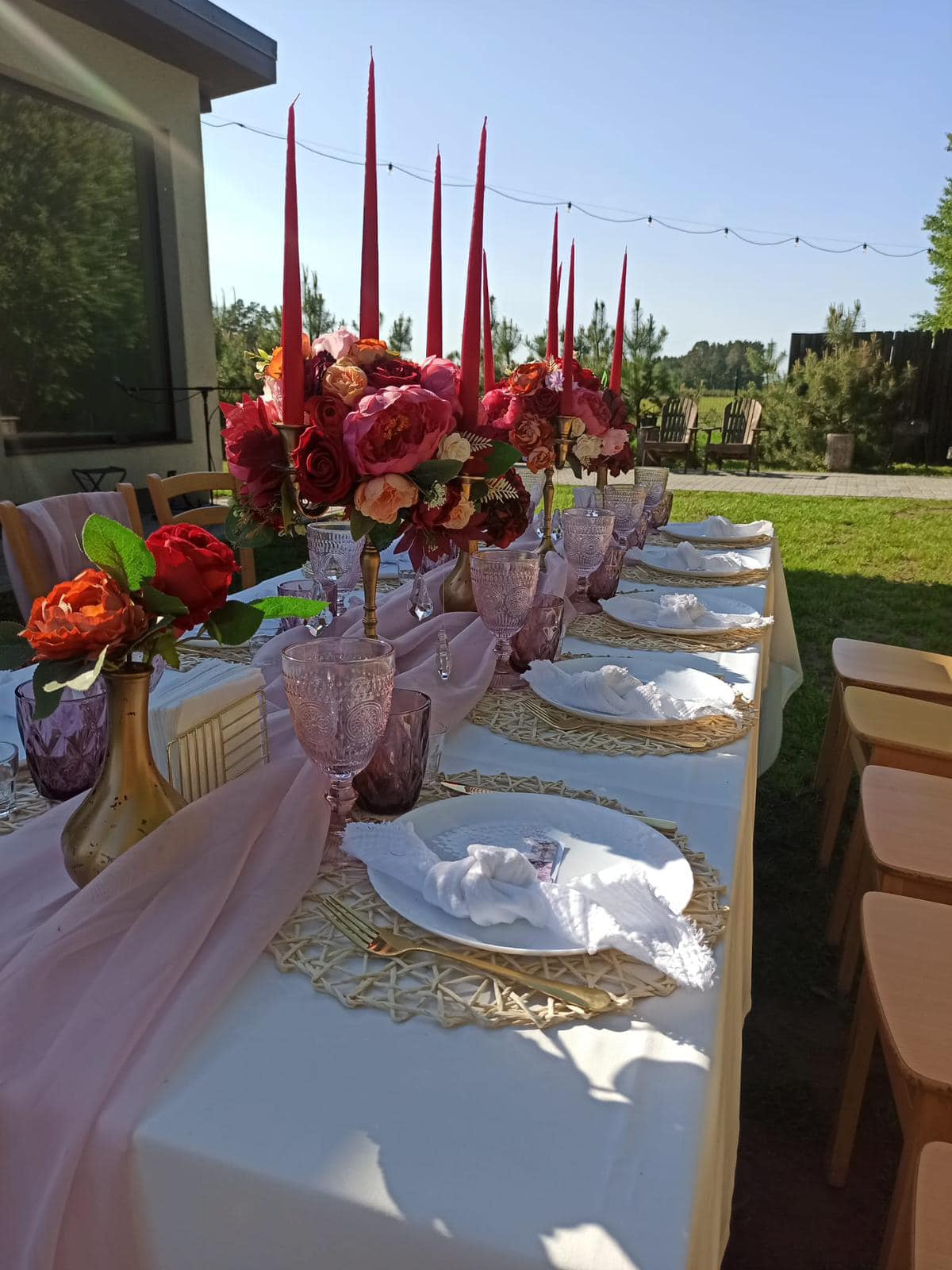 Banketu galdu klāšana