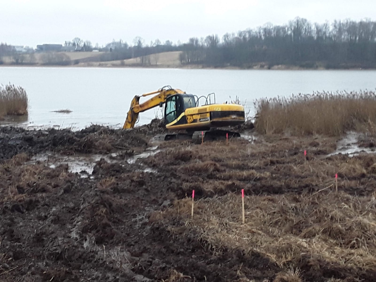 Ūdenstilpņu rakšana un krasta līnijas nostiprināšana