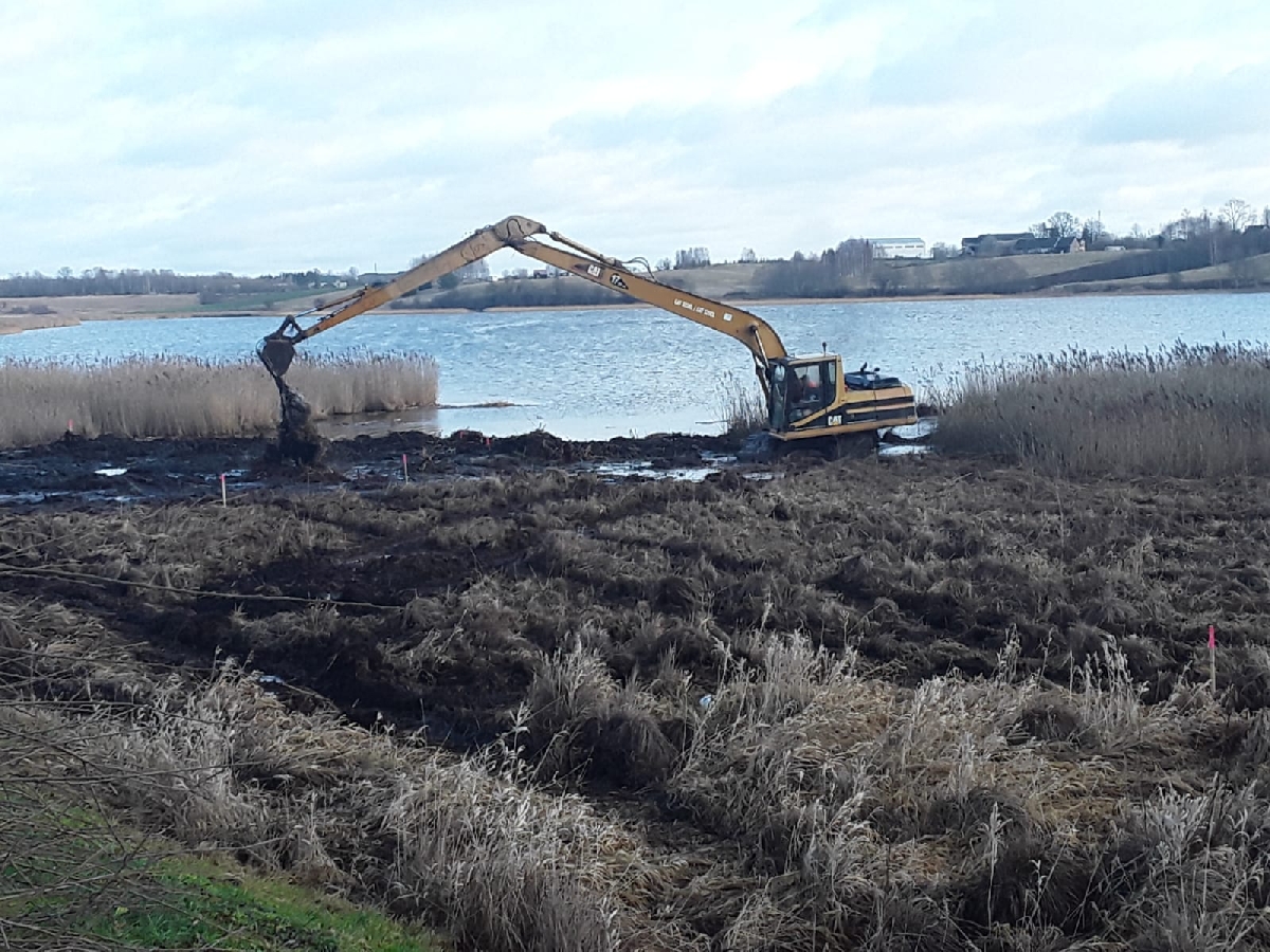 Ūdenstilpņu rakšana un krasta līnijas nostiprināšana