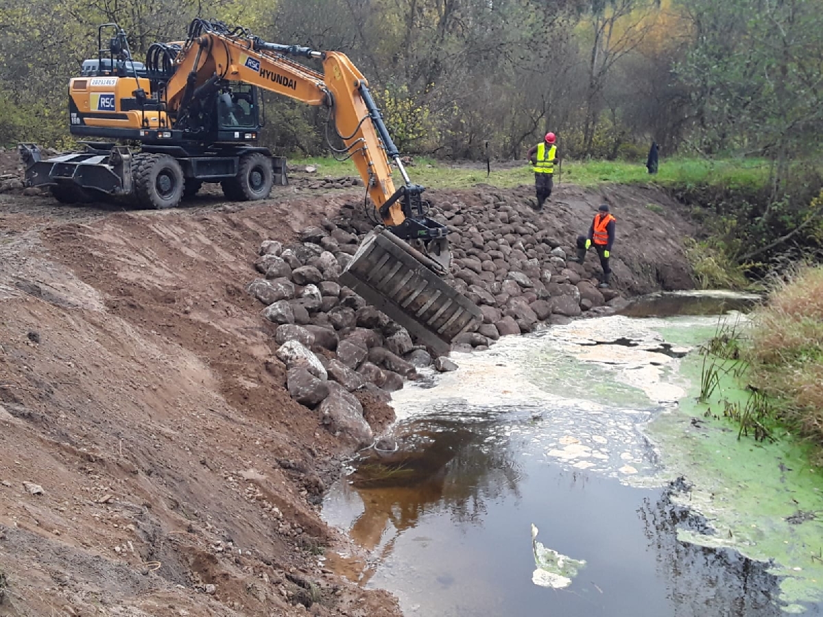 Ūdenstilpņu rakšana un krasta līnijas nostiprināšana