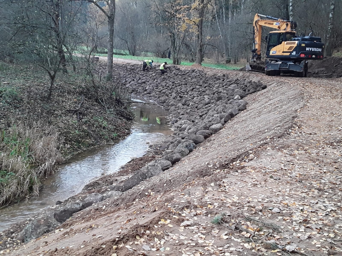 Ūdenstilpņu rakšana un krasta līnijas nostiprināšana