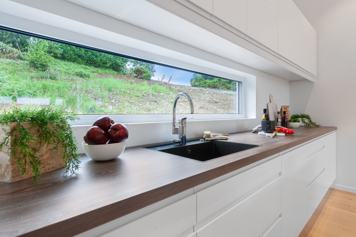 Virtuve ar skatu pa logu