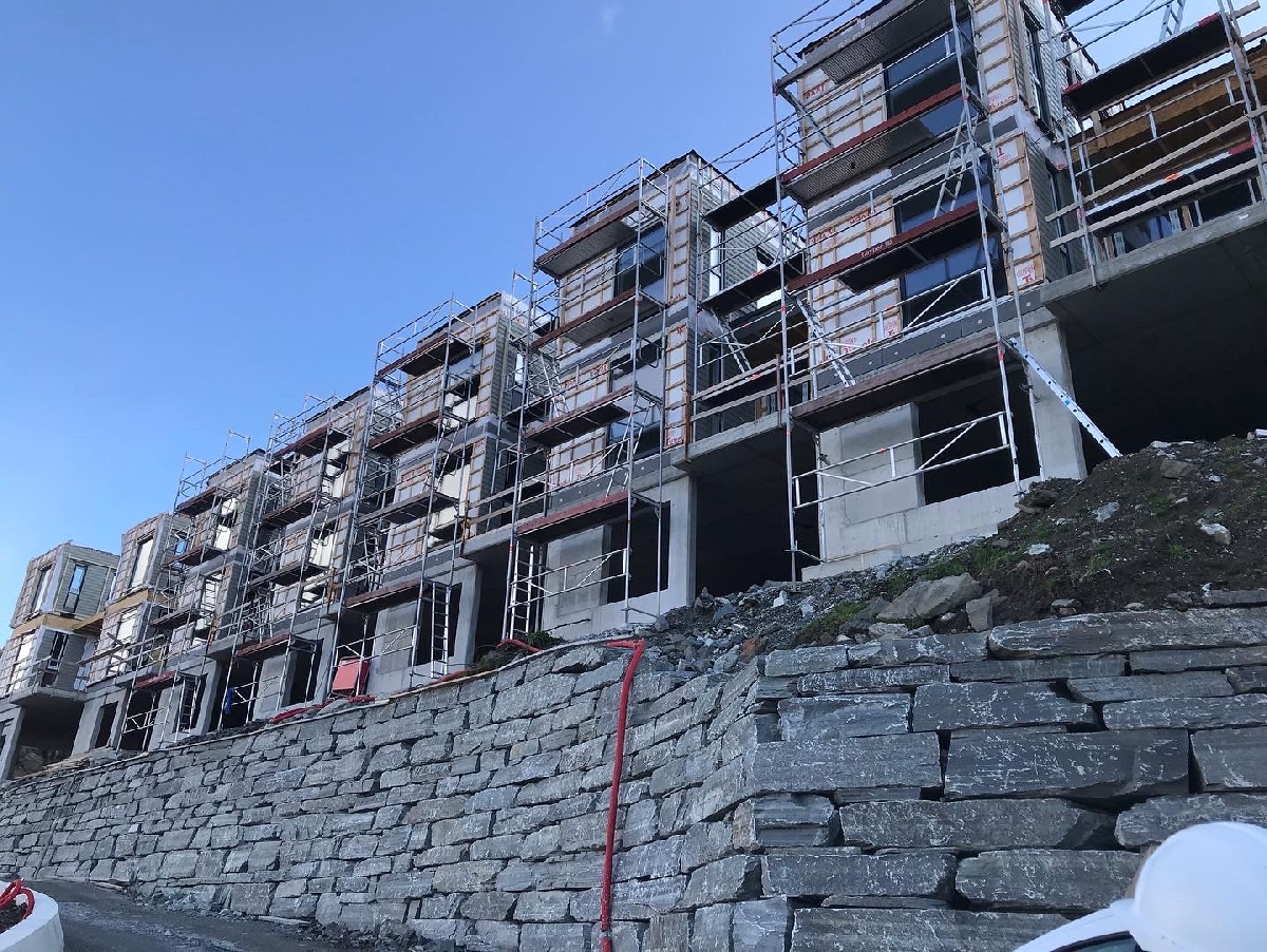 Daudzrindu mājas būvniecība