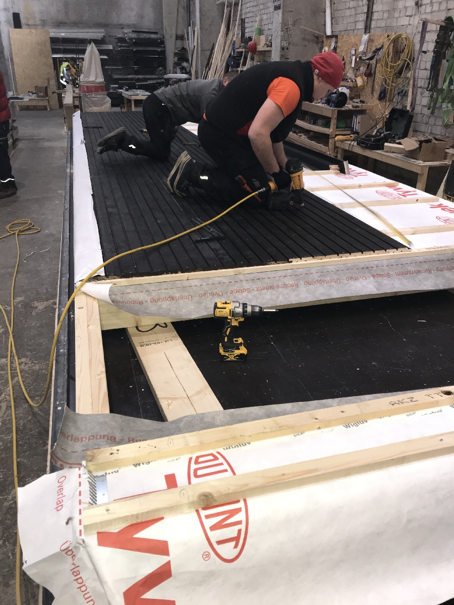 Darbs, ražotne, uz darba galda