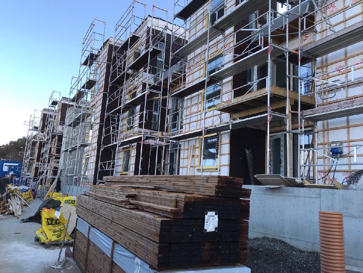 Fasādes darbi rindu mājai