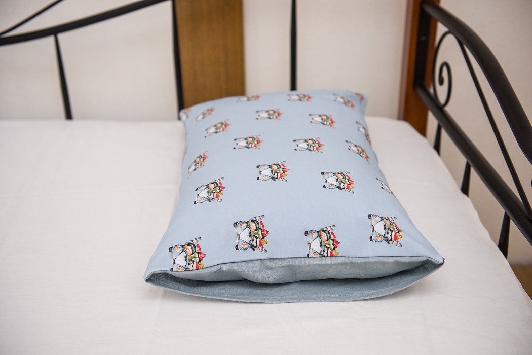 Spilvendrāna 40x60 Ziemassvētku pingvīnauto