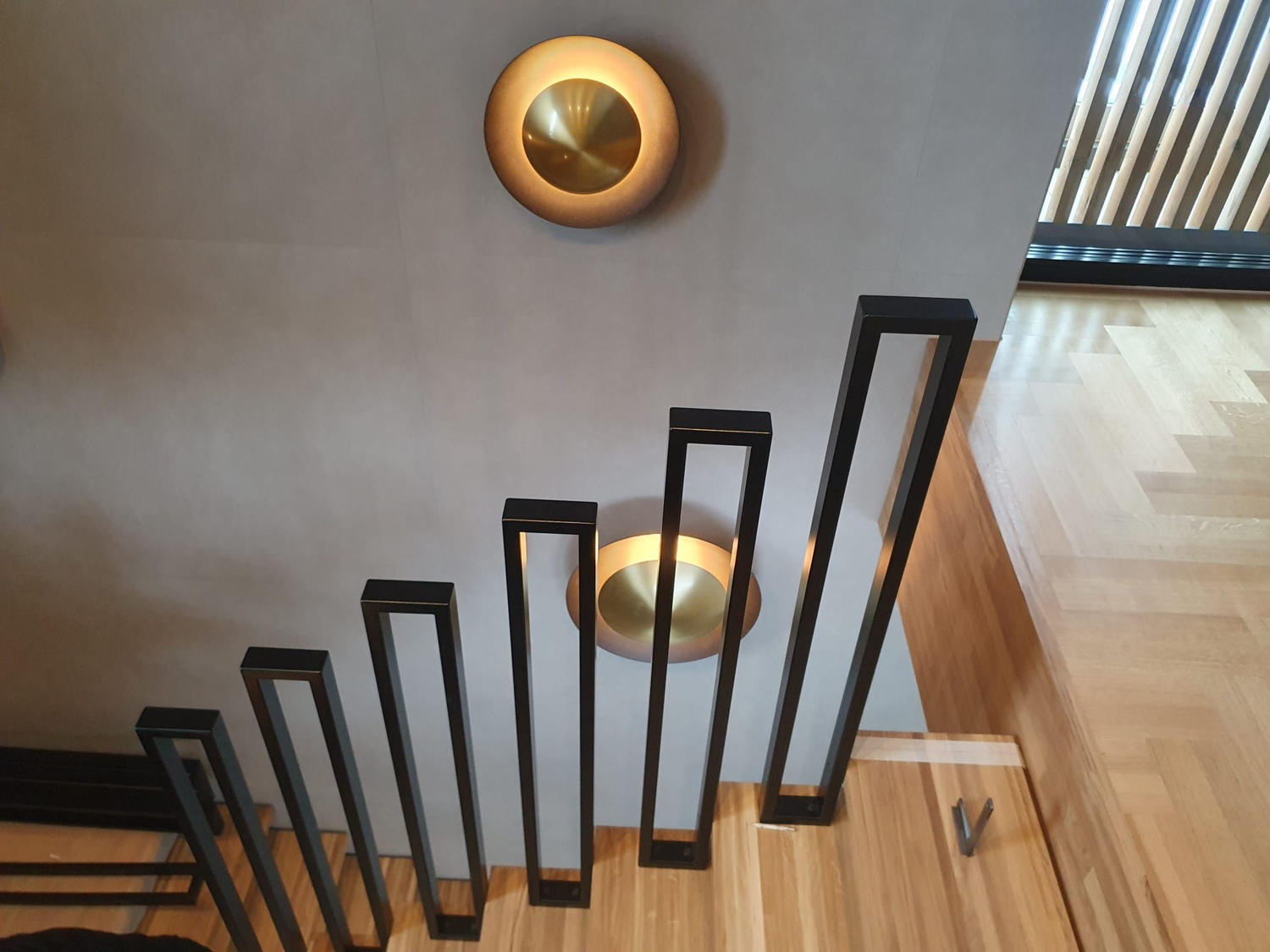 Pielāgoti apgaismojuma risinājumi un interjera dizains, kas rada izcilu atmosfēru.