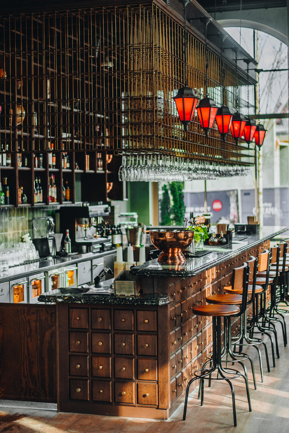 Inovatīvi restorānu un bāru dizaina risinājumi, kas rada neaizmirstamu pieredzi apmeklētājiem.