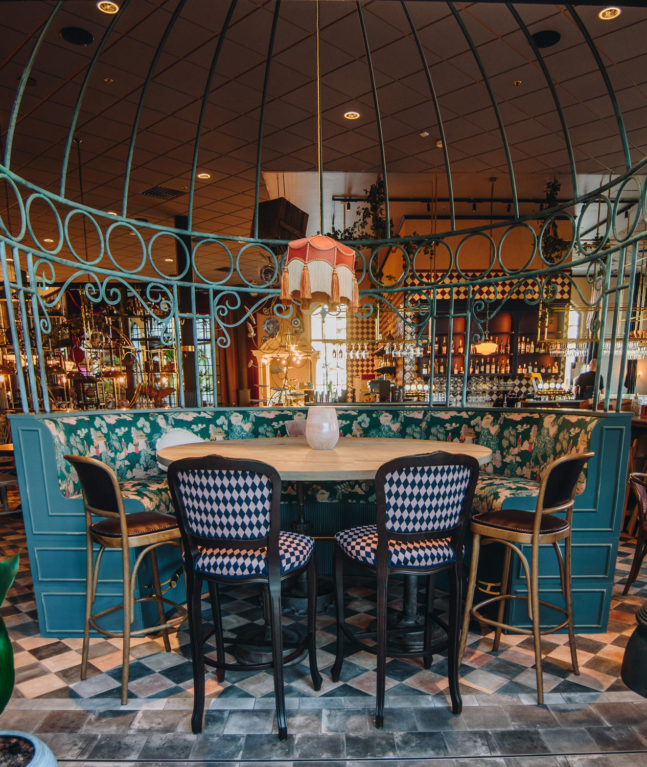 Izsmalcināts interjera dizains restorāniem, kas apvieno funkcionalitāti ar estētiku.