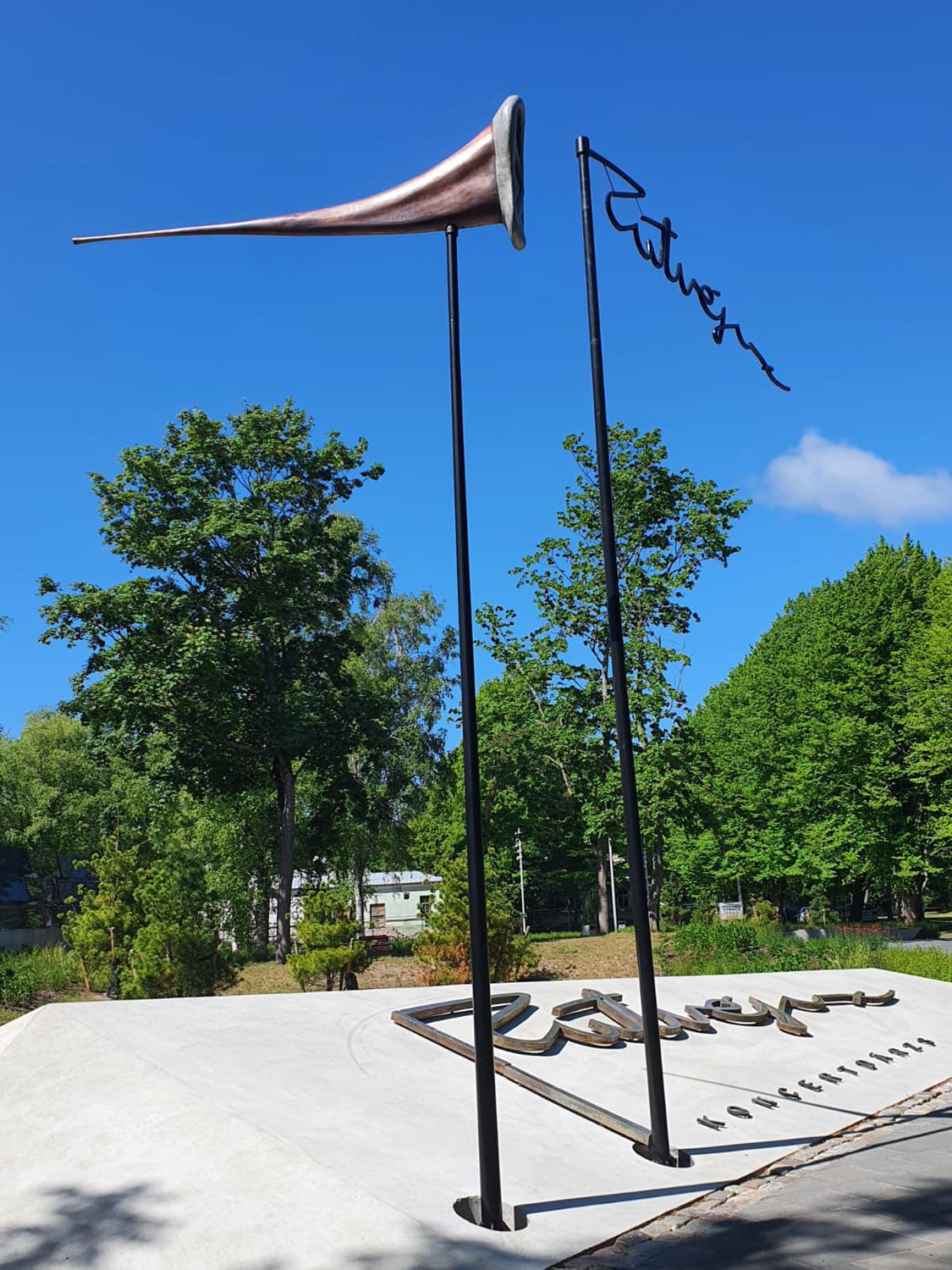 Skulptūras un mākslas objekti, kas bagātina pilsētvidi un rada unikālus akcentus.