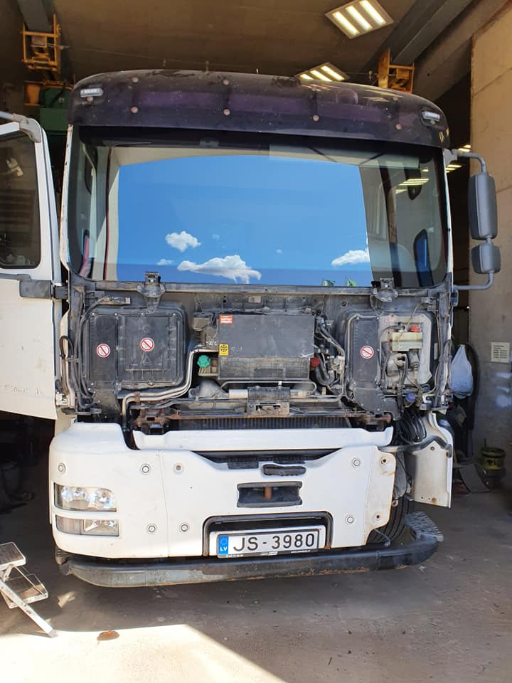 Stikli kravas auto