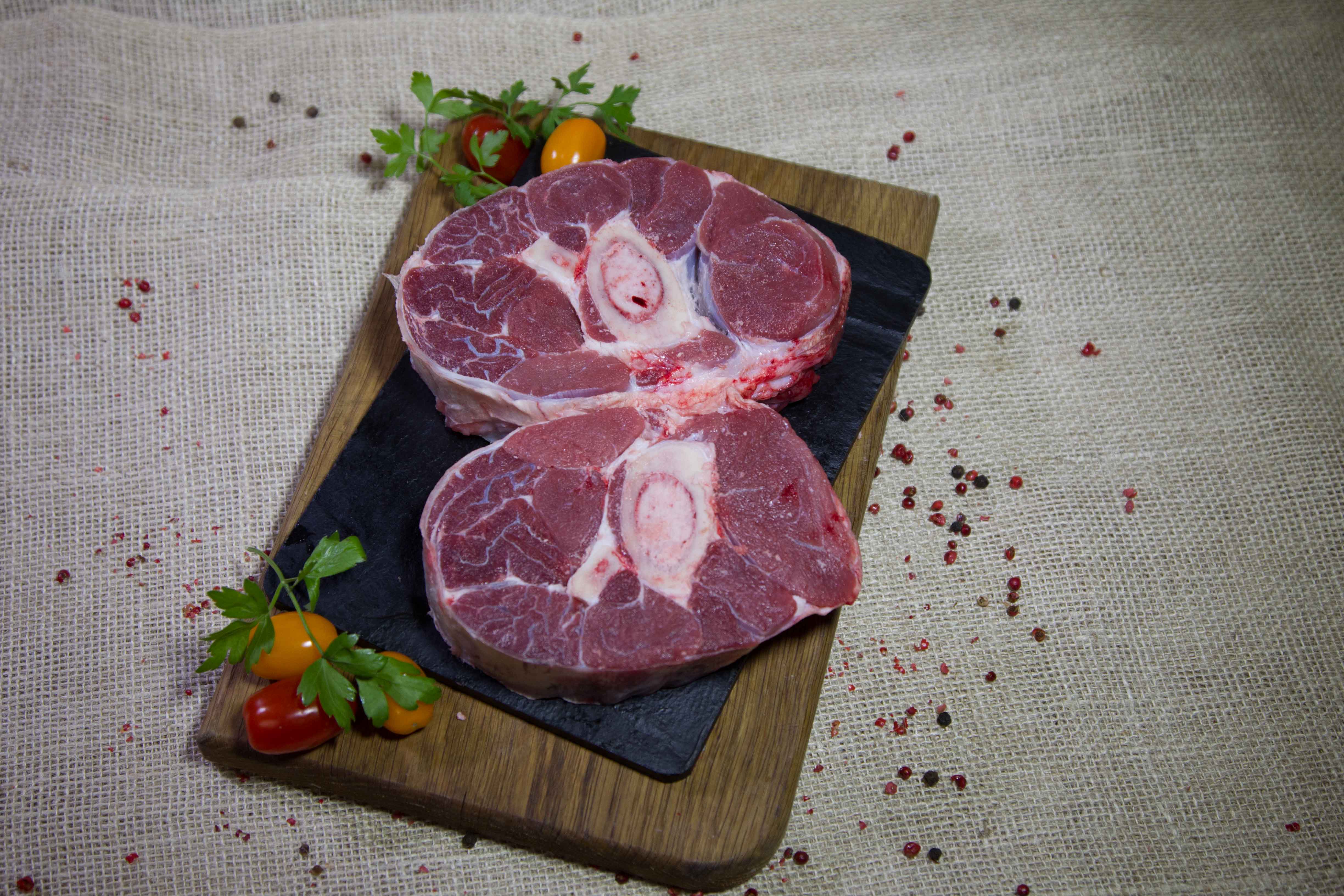 liellopa stilba šķēles ar kaulu (osso buco)